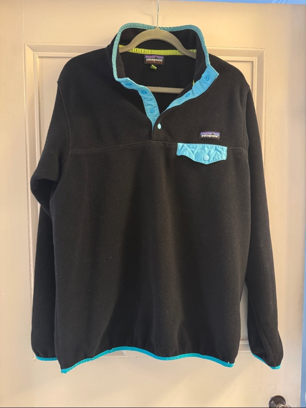 Patagonia womens Black Fleece snap with Aqua Trim size xl